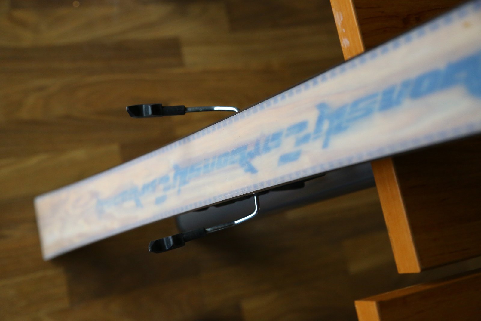 Výroba lyží není jednoduchá, svou roli hraje každý centimetr.