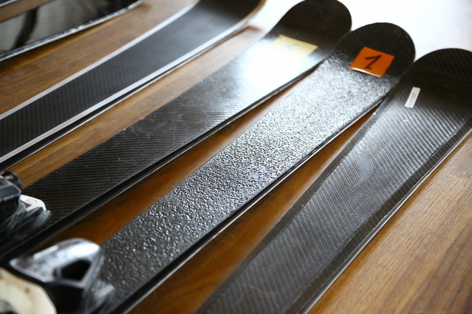 Výroba lyží není jednoduchá, svou roli hraje každý centimetr.