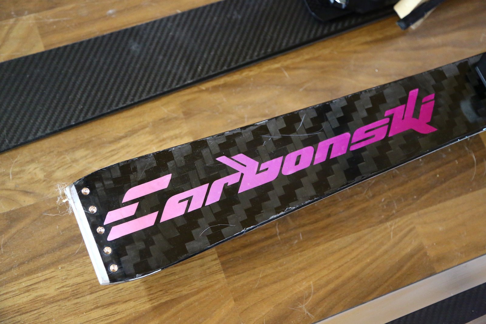 Výroba lyží není jednoduchá, svou roli hraje každý centimetr.