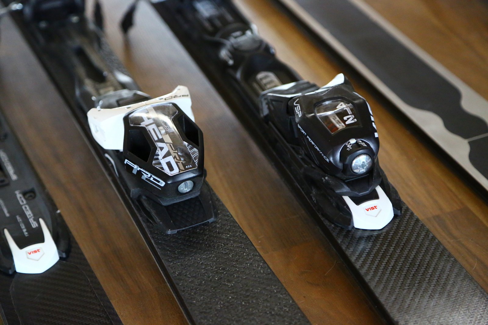 Výroba lyží není jednoduchá, svou roli hraje každý centimetr.