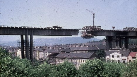 Fotogalerie: Takto probíhala stavba Nuselského mostu v 60. letech. Realizaci předcházelo několik soutěží