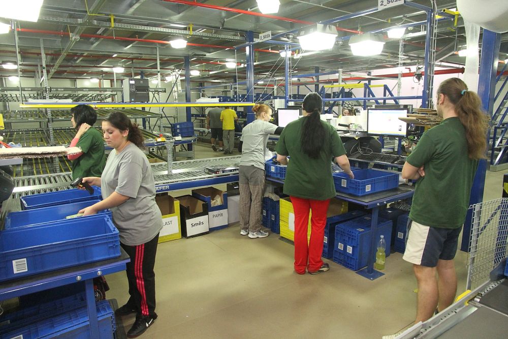 Firma zaměstnává také sluchově postižené. Ti nejčastěji balí zboží, někteří ale pracují i jako pickeři.