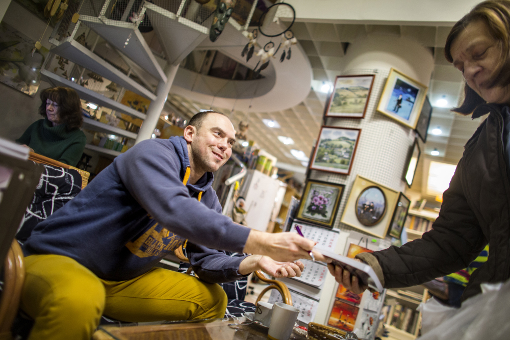 Fenomén Láďa Hruška: Jak vypadají jeho autogramiády v regionech?