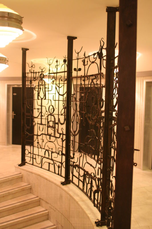 Plastika z různých částí koňských povozů.