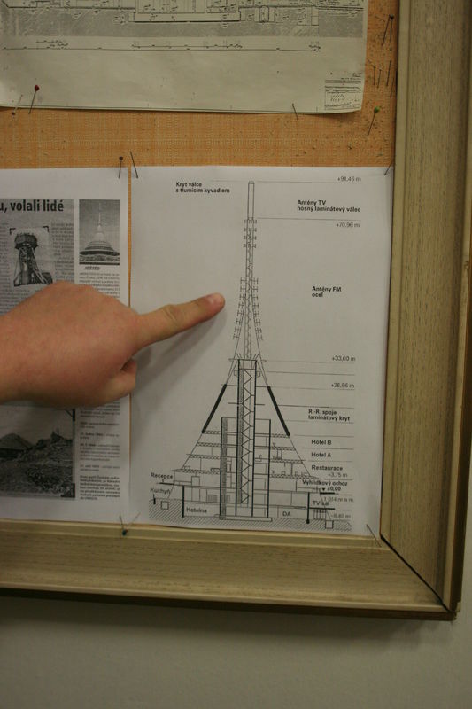 Pavel Duda ukazuje nákres budovy. Ve skutečnosti je ale špička s anténami výrazně delší než na obrázku.