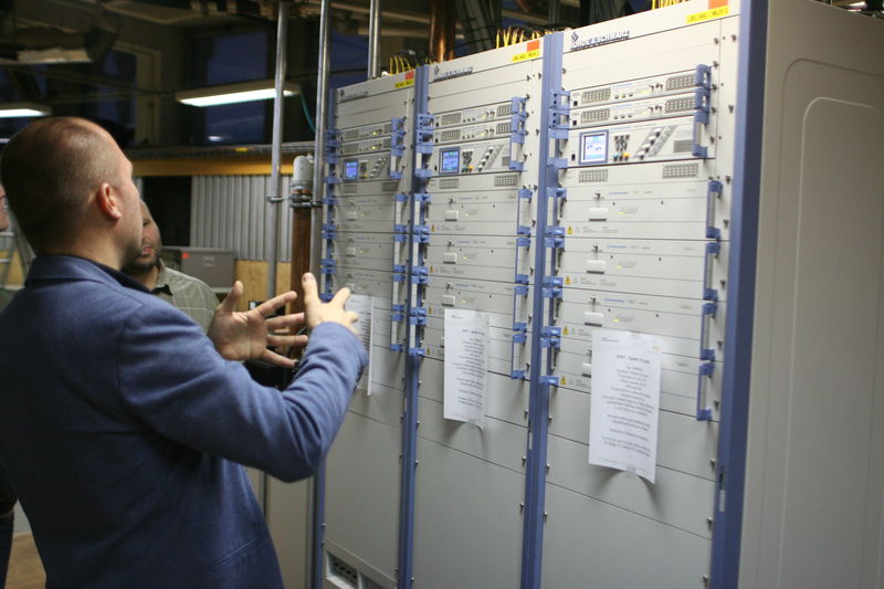 Tři vysílače, v každém dva samostatné budiče. Vždy jeden rezervní.