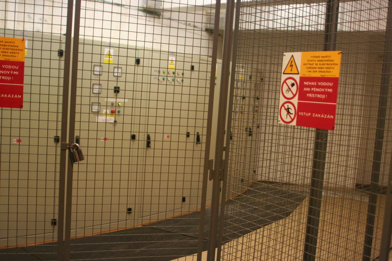 Elektrická rozvodna, vedou sem dvě samostatné VN trasy.