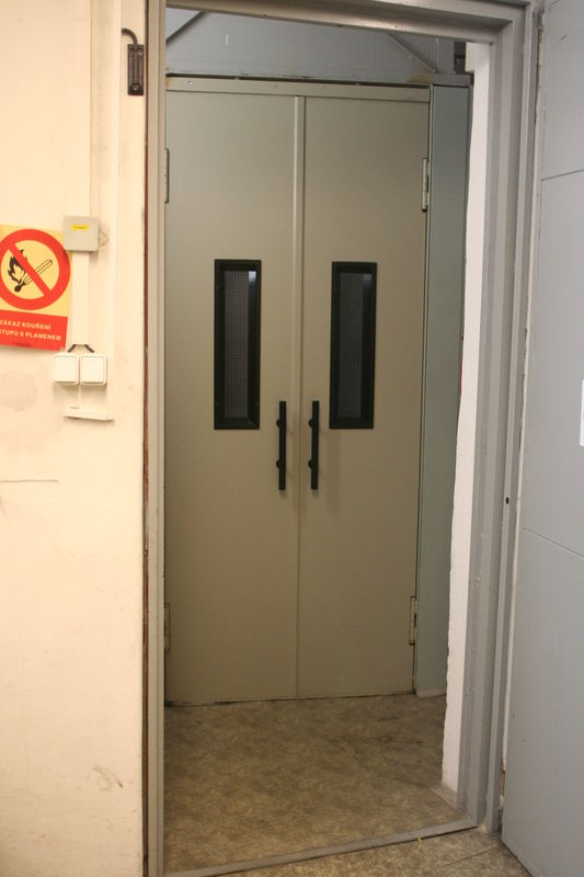 Výtah spojující všechna patra radiokomunikace a na jednom patře i hotel.