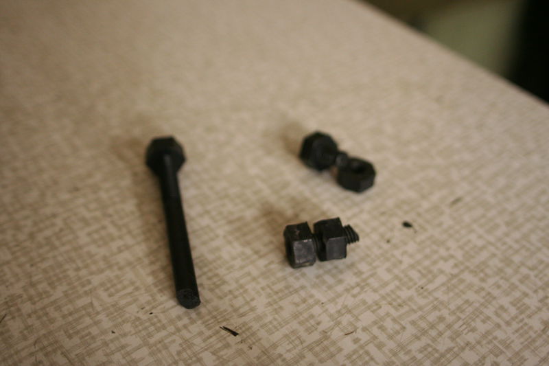 Další pohled na plastové šrouby.