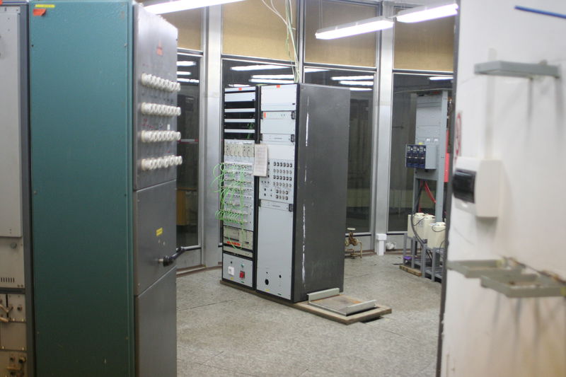 Telekomunikační technika je umístěna v malém sále nahoře.