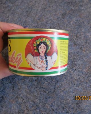 Maďarský guláš. Kategorie: Falšované potraviny. Nevyhovující parametr: obsah masa. Výrobek obsahoval přibližně o třetinu méně masa, než bylo uvedeno na obale. Spotřebiteli tak byly poskytnuty zavádějící informace. Výrobce: Whalley s.r.o., - brand VESEKO, Velký Šenov. Distributor: DC Postřižín. Místo kontroly: Tesco Stores ČR a.s., Planá