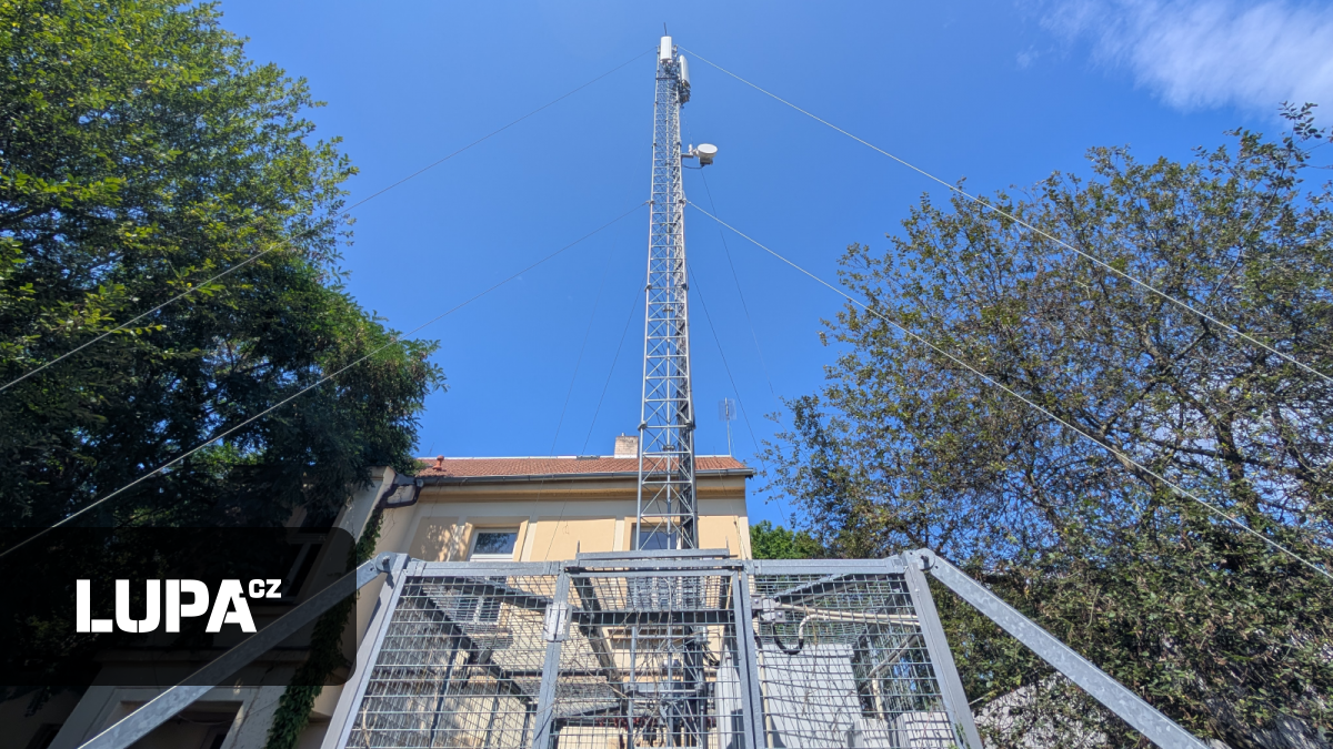 Provizorium trvající sedm let. Takto vypadá dočasný 5G vysílač umístěný v kleci vedle kopřiv a skleníku
