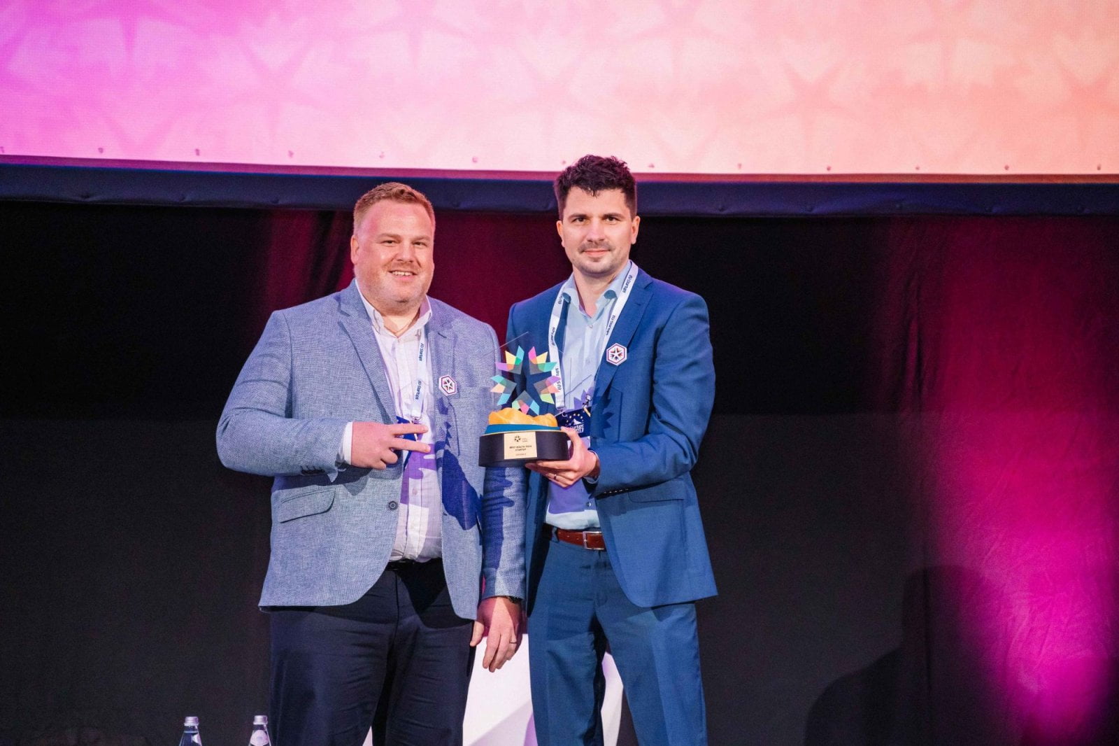 Generální ředitel Kardi Ai Vlastimil Hrabal a technický ředitel firmy Pavel Digaňa přebírají ocenění Best HealthTech Startup v soutěži Global Startup Awards 2026