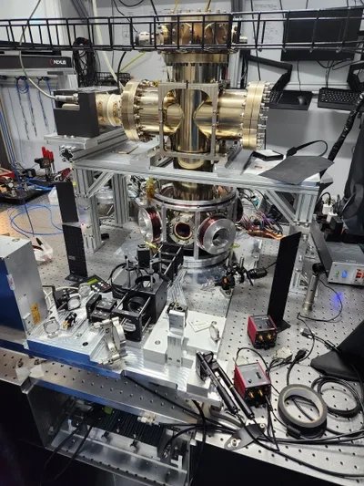 Setup pro uvěznění iontů pro kvantové počítání.