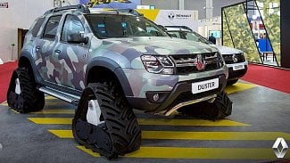 Náhledový obrázek - Až se zima zeptá... Renault představil Duster vybavený pásy, který odolá i granátům