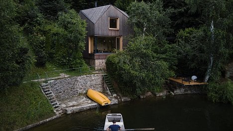 Náhledový obrázek - Pokojíček jako kajuta. Architekti z Prodesi/Domesi navrhli nad hladinou Vranovské přehrady chatu, kde si majitelé připadají jako na lodi