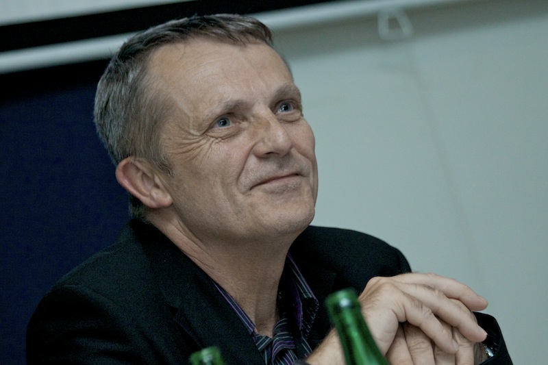 Bývalý ředitel Úseku vysílacích služeb Českých Radiokomunikací Martin Roztočil působí nyní ve společnosti Digital Broadcasting jako šéf vnějších vztahů.