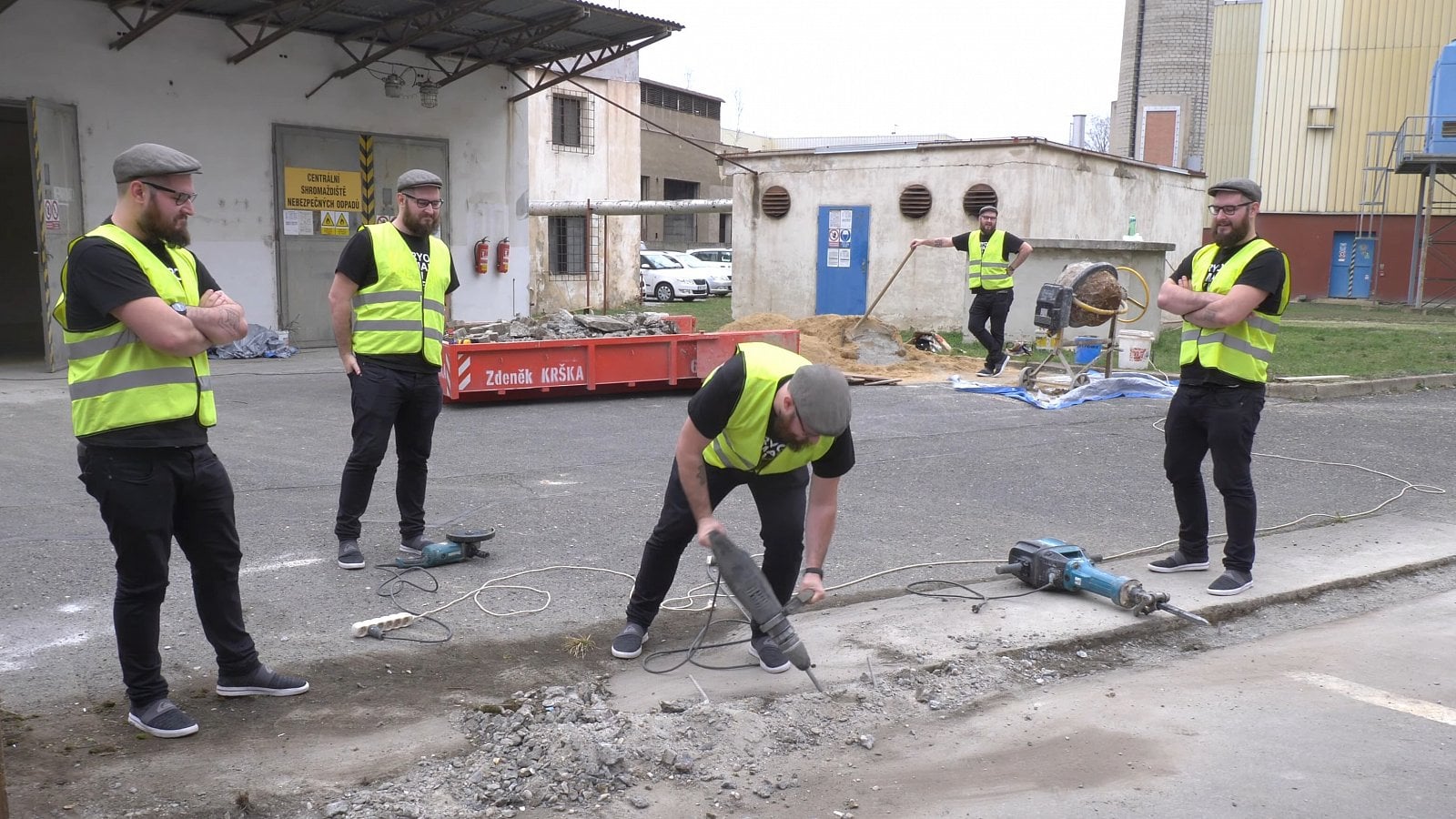 Josef Průša je světoznámý výrobce 3D tiskáren. Zjistili jsme, že ve skutečnosti dělá všechno sám, protože se nechal naklonovat!
(<a href="https://www.youtube.com/watch?v=A6LRdxxPfSw">více</a>)