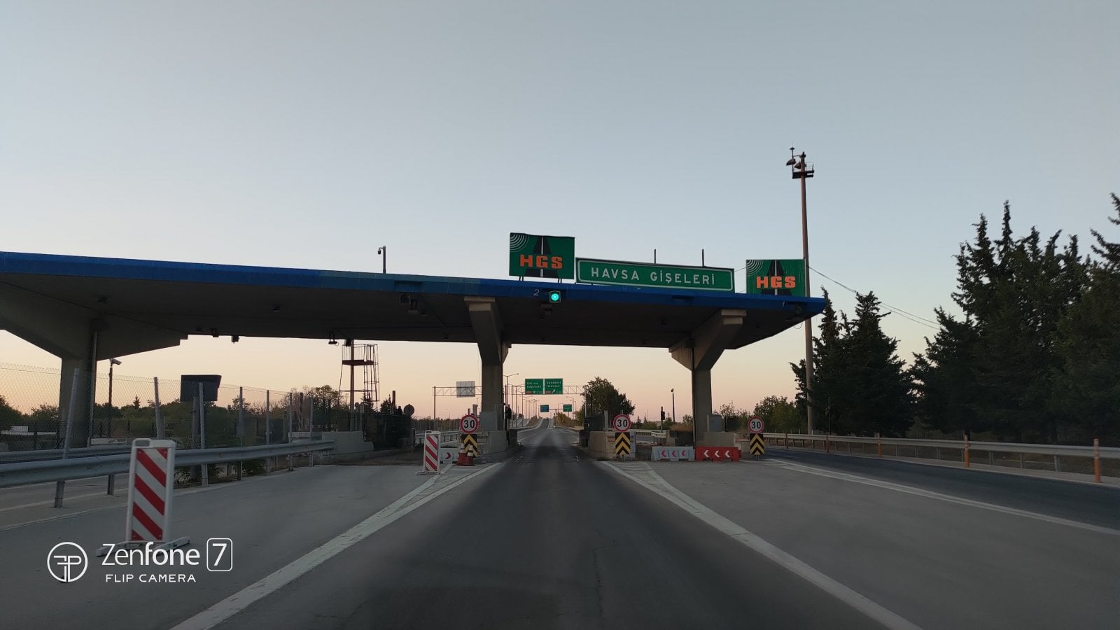 Nájezd na dálnici O3 bez závory, systém HGS, Havsa Gişeleri, oblast Edirne, Turecko. (13. 09. 2025)