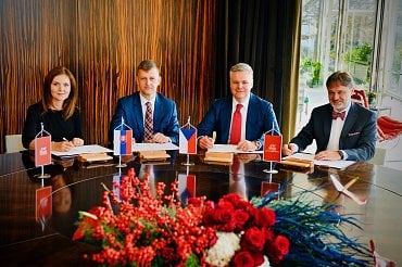 Podpis smlouvy o spojení pojišťoven Generali Česká pojišťovna a Generali Poisťovňa. (17. 12. 2021). Zleva: Andrea Leskovská, Juraj Jurčík, Roman Juráš, Petr Bohumský.