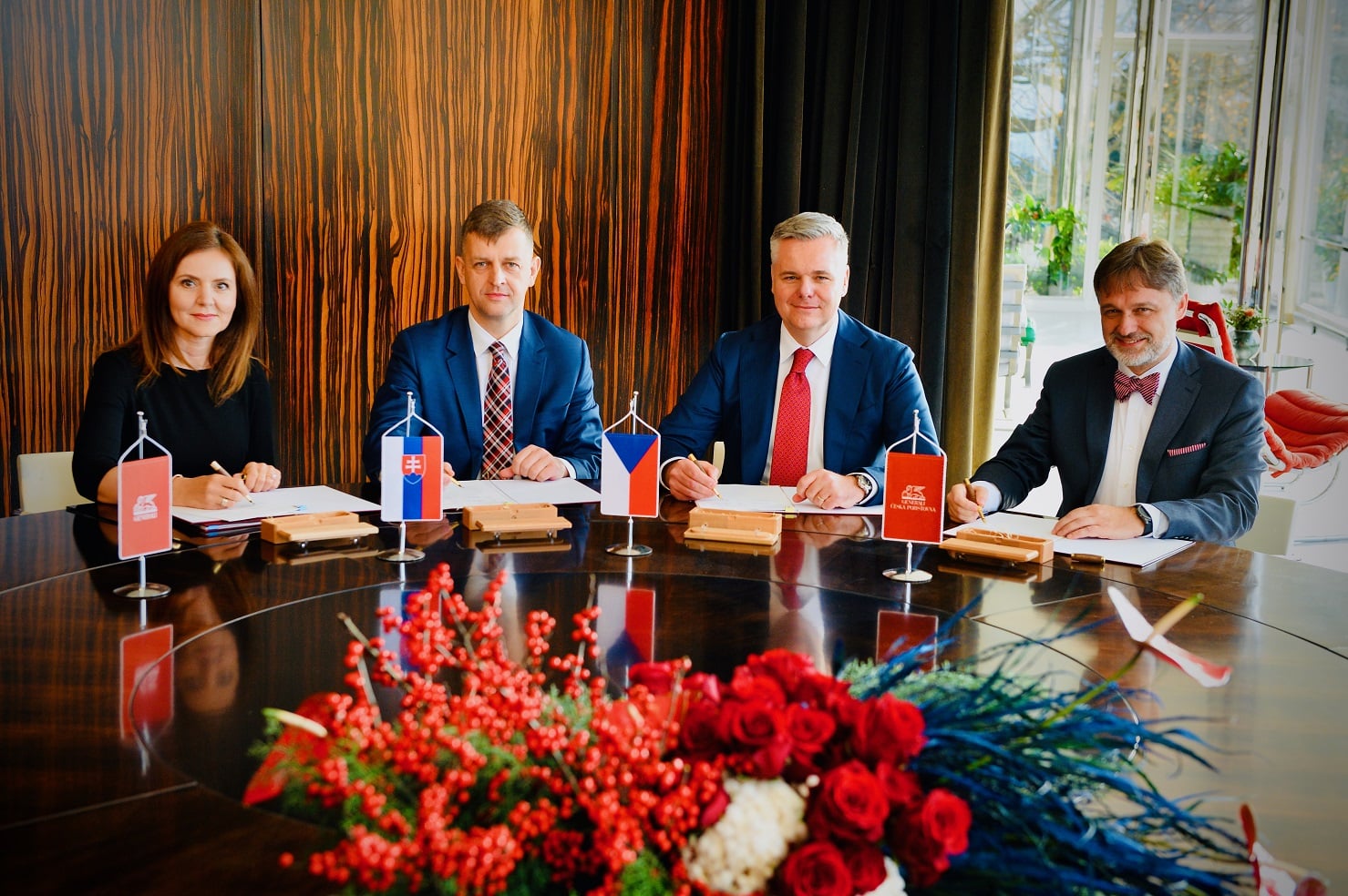Podpis smlouvy o spojení pojišťoven Generali Česká pojišťovna a Generali Poisťovňa. (17. 12. 2021). Zleva: Andrea Leskovská, Juraj Jurčík, Roman Juráš, Petr Bohumský.