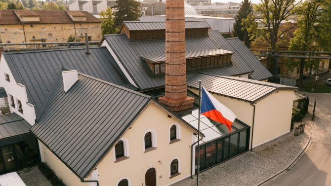 Z bývalé sklářské huti v Sázavě se stává živé kulturní a společenské místo. Začátkem června zde otevře Bistro František