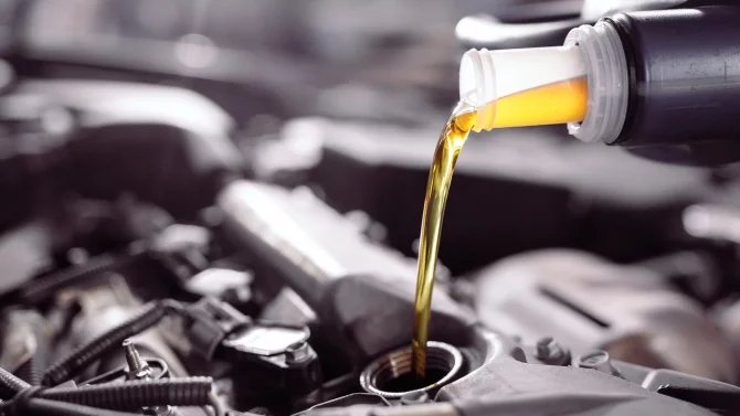 Nalévání motorového oleje do auta