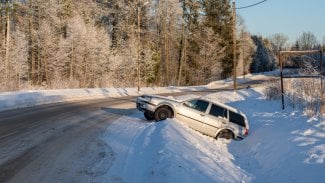 Náhledový obrázek - Brzdná dráha delší až o deset metrů. Hlavně levné pneumatiky z východní Asie jsou pro řidiče rizikové