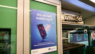 Vlakový opakovač 5G mobilního signálu (repeater) instalovaný ve vybraných vlacích Českých drah. (6. 12. 2024)