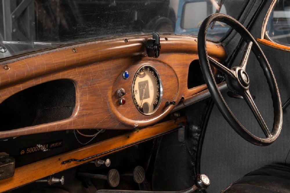 Třicátá léta přála jednoduchosti – a ruku na srdce: potřebuje řidič palubní desku posázenou řadou přístrojů?