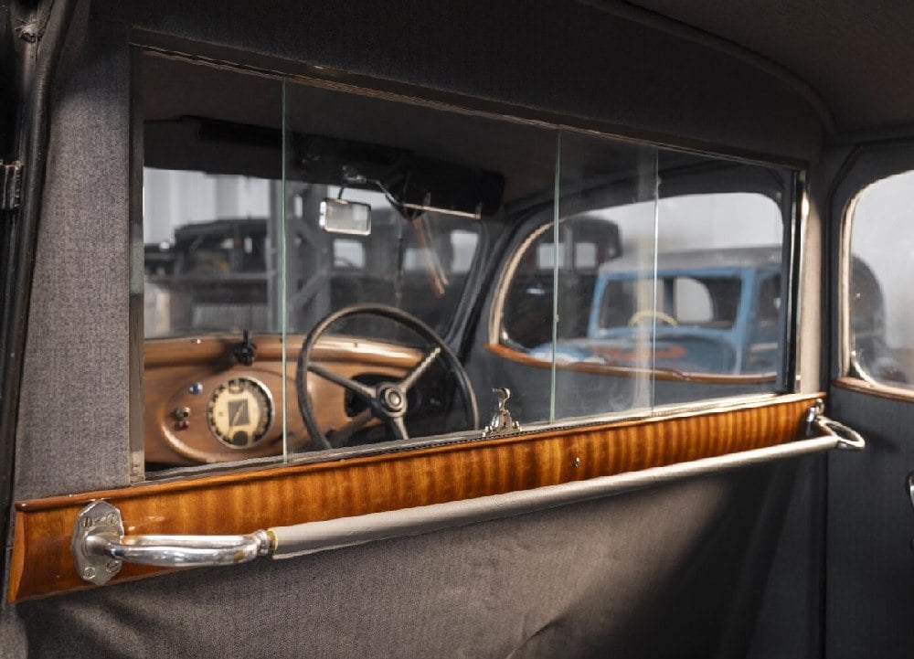 Ano, toto je opravdu limuzína, tedy vozidlo (mimo jiné) s dělící mezistěnou za zády řidiče a spolujezdce