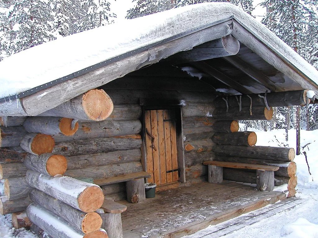 Finská sauna se před několika sty lety od dnešní sauny lišila. Byla to tzv. kouřová sauna (savusauna). Jejím hlavním znakem je, že je uvnitř celá černá od sazí, protože při jejím vyhřívaní se kouř valí z kamen do místnosti. Jakmile je velká zásoba kamenů v kamnech zahřátá, přestane se topit, sauna se umyje od sazí a může se začít saunovat.