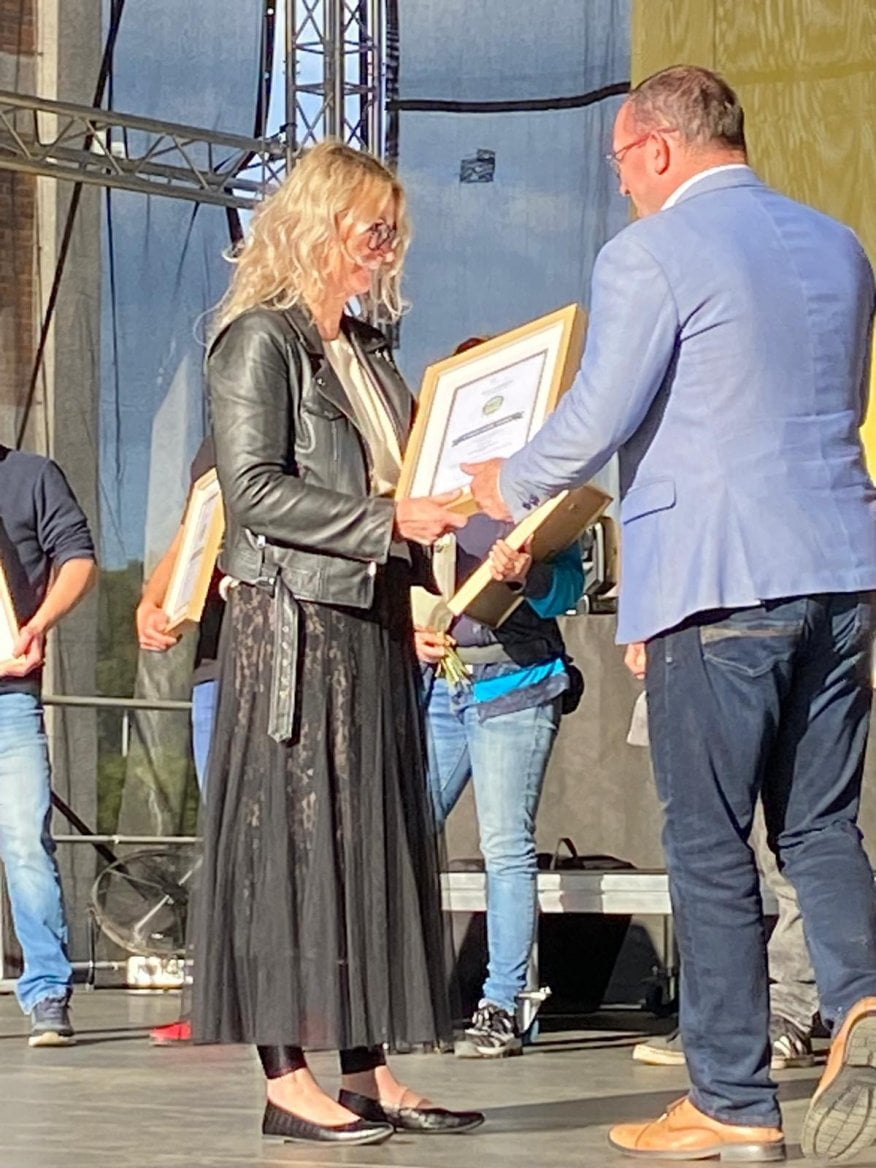 Kristýna Pšenicová ze Sušíme s láskou přebírá cenu