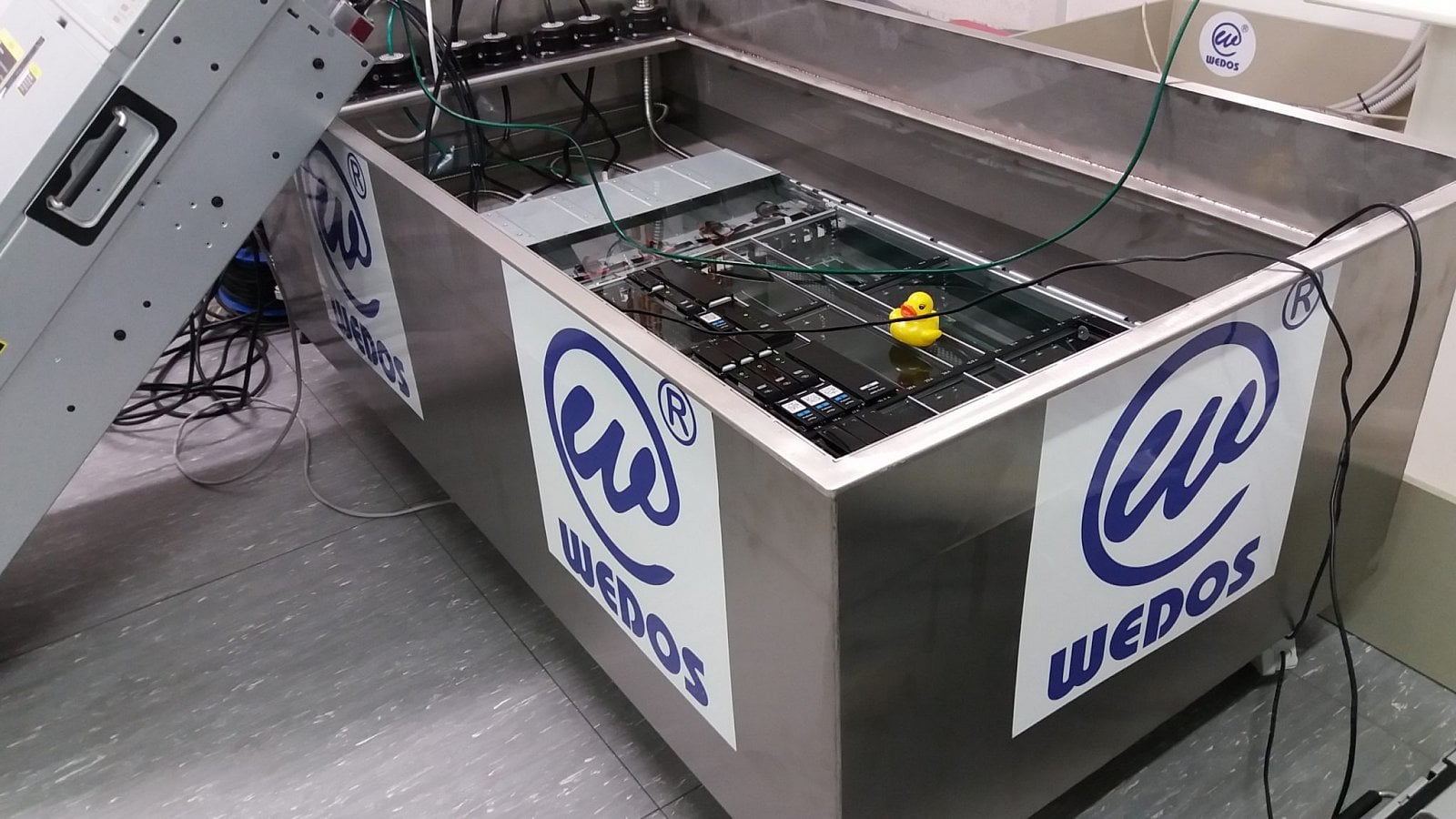 Každá skříň o velikosti 4 a ⅓ U HPE Moonshot obsahuje 45 serverů a 2 Switche každý 4x 40 Gbps ven. Uvnitř jsou jednotlivé servery propojené 2x 10 Gbps. Prostě řešení pro velký a rychlý cloud.