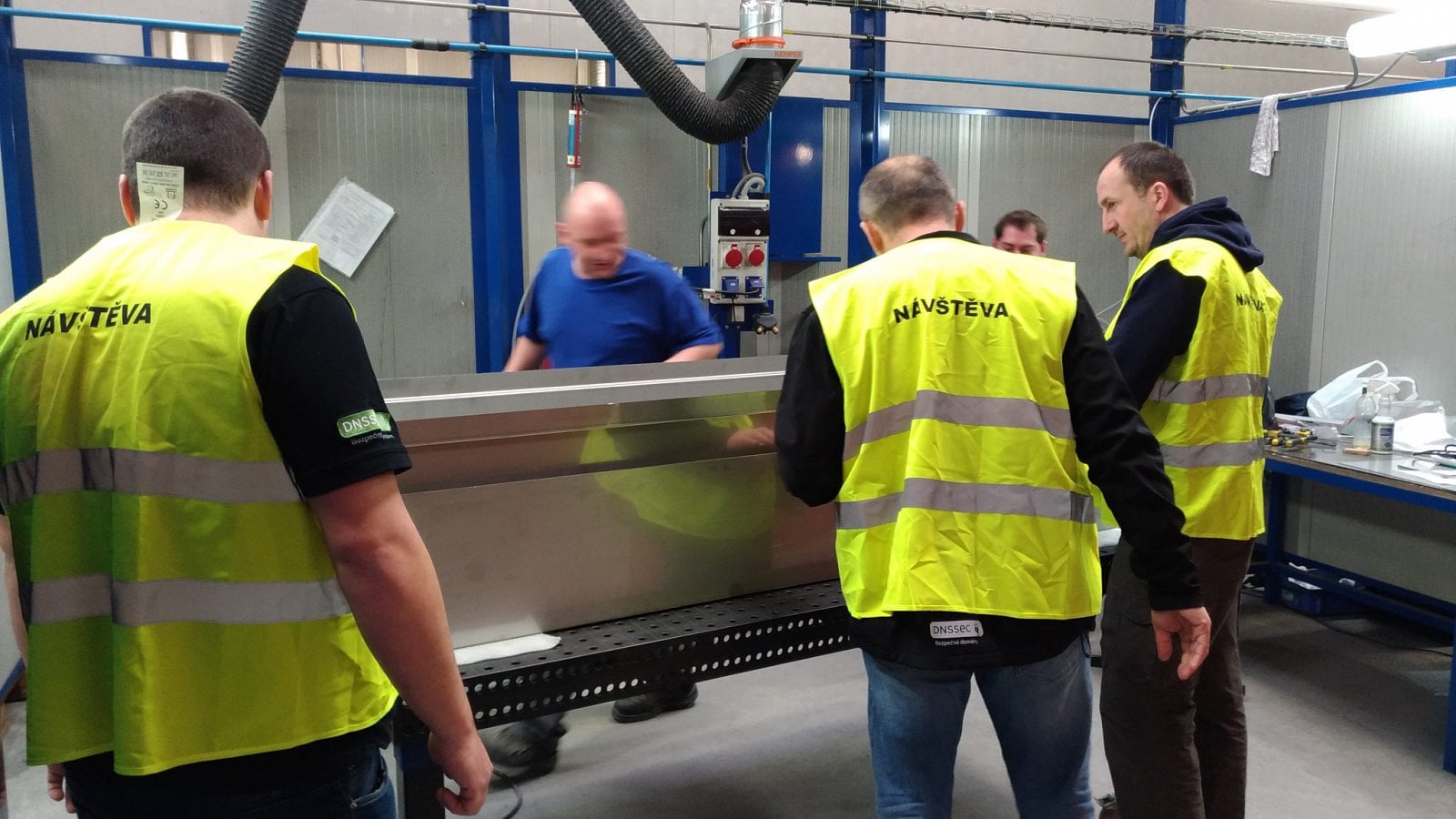 Vany musí být vyrobeny z běžně používaného materiálu.