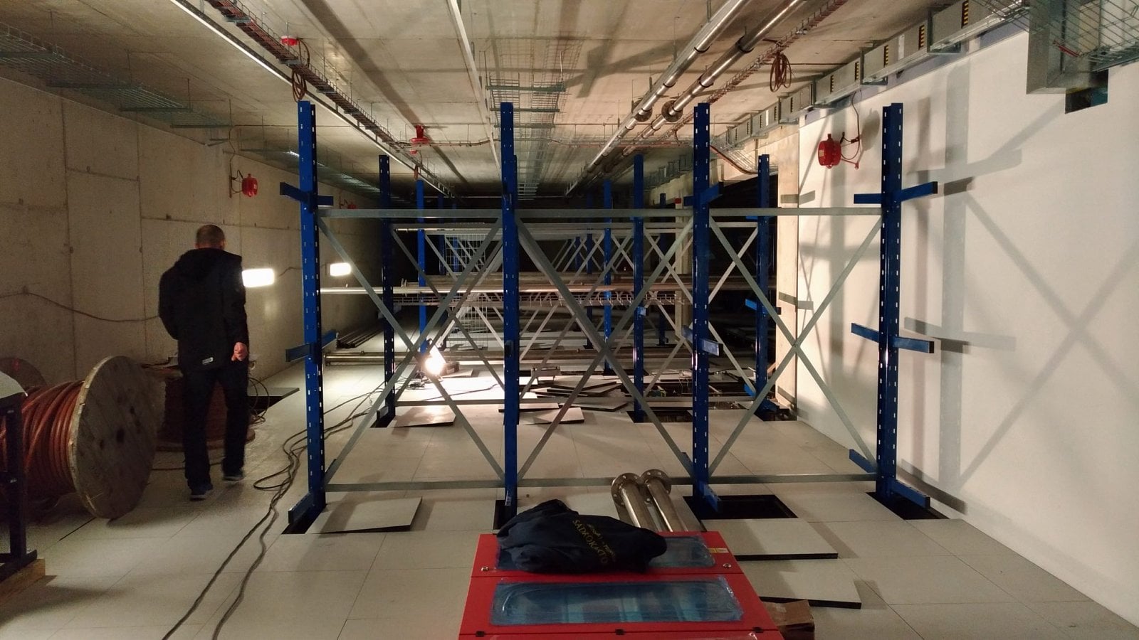 Olejové vany přijdou na tyto vysokozátěžové regály v našem datovém skladu v DC2.