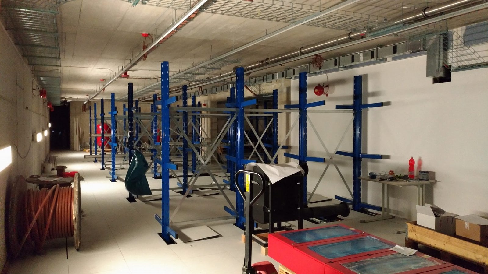 Pohled od vstupu trezorovými dveřmi.