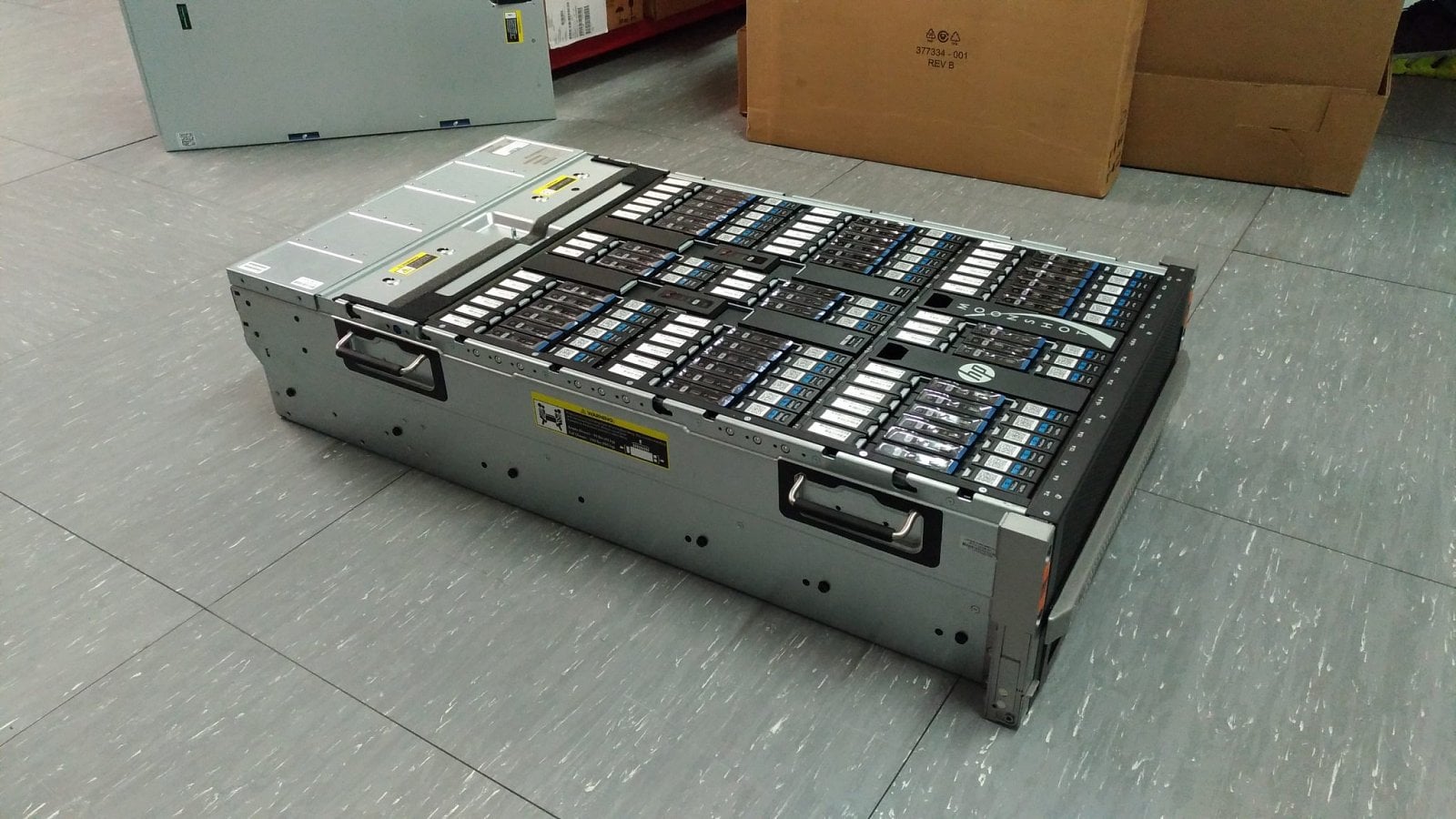 Dále u serverů musíte vyřešit redundanci. Není to domácí PC, kde selhání jedné komponenty znamená konec. Servery musí být schopné fungovat pokud nějaká komponenta selže, protože to by znamenalo výpadek.