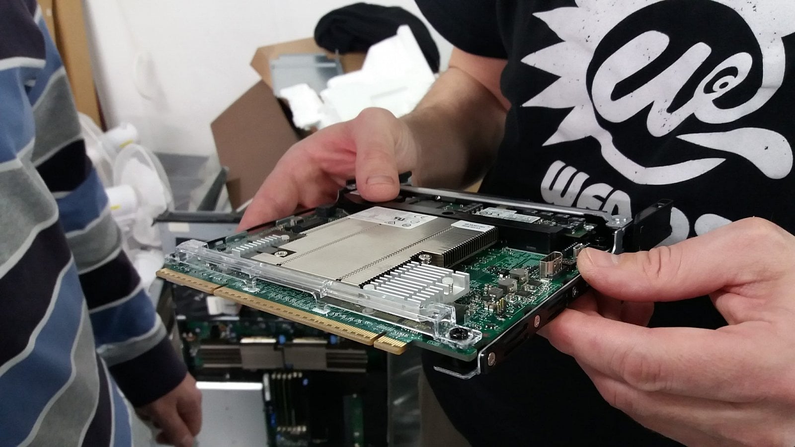 Samostatný server: 64 GB RAM, 4 × 1 TB SSD s NVMe rozhraním. Procesor 3,4 GHz s turbo módem 3,8 GHz dokáže pěkně zatopit.