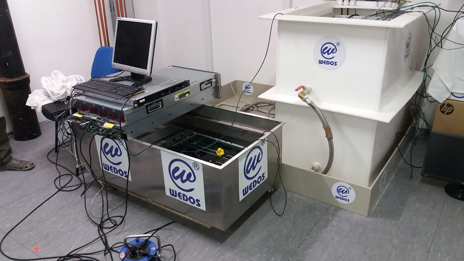 Problém je i samotná vana, kde budou servery umístěny. Wedos používá hotové serverové skříně HPE Moonshot, které společnost Hewlett-Packard vyvinula pro rozsáhlá cloudová řešení. 