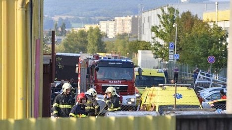 Náhledový obrázek - Na výrobní halu v Plzni spadl vrtulník, čtyři lidé jsou mrtví