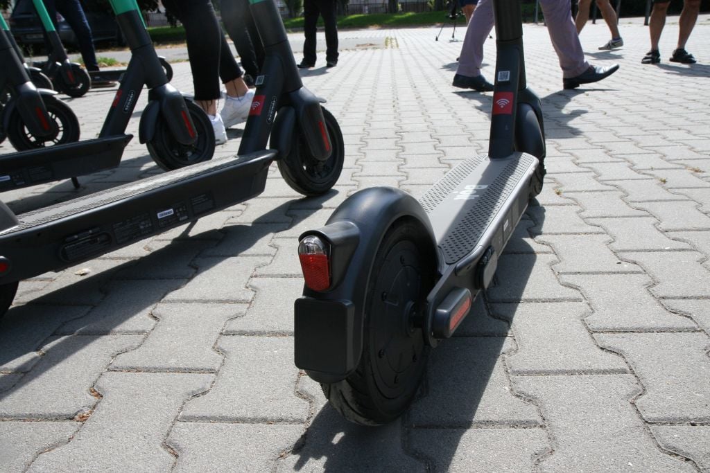 Na koloběžce je umístěno jak přední, tak zadní světlo. Na přední straně a na bocích nechybí ani klasické odrazky.