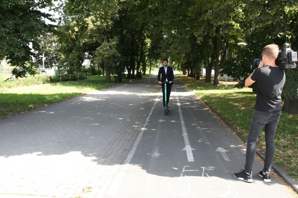 Koloběžka zvládne maximální rychlost až 30 km/h, ta ale byla pro Českou republiku snížena. V Olomouci mohou koloběžky jezdit maximální rychlostí 25 km/h.