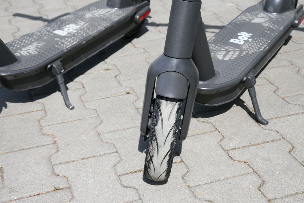 Nafukovací pneumatiky pro lepší přilnavost a pohodlnější jízdu nejen po kočičích hlavách.