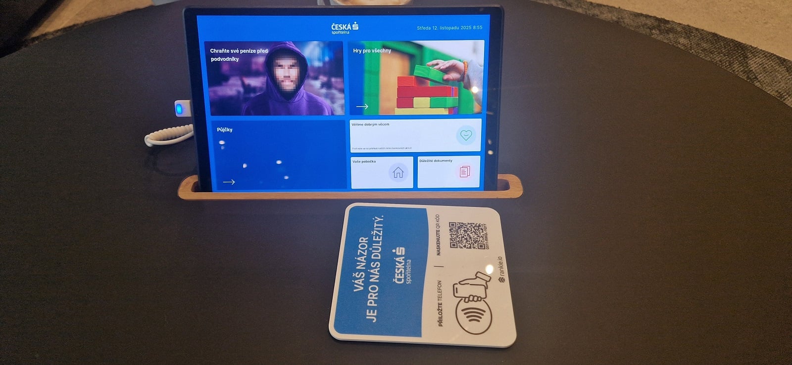 Tablet na pobočce banky.