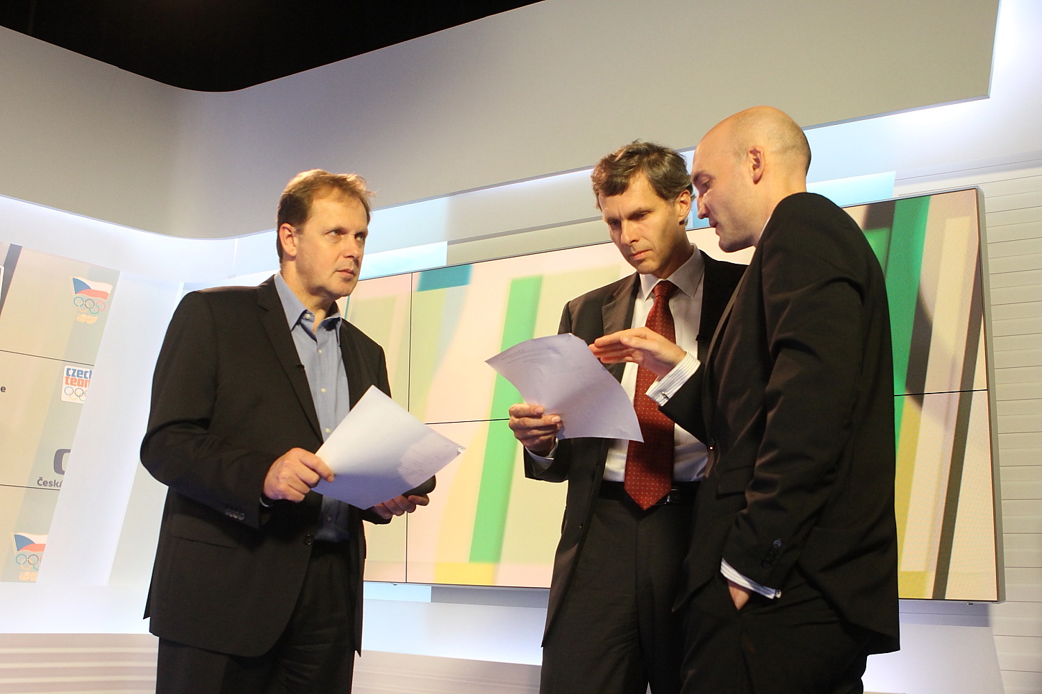 Generální ředitel České televize Petr Dvořák a předseda Českého olympijského výboru Jiří Kejval při podpisu smlouvy stvrzující generální partnerství.