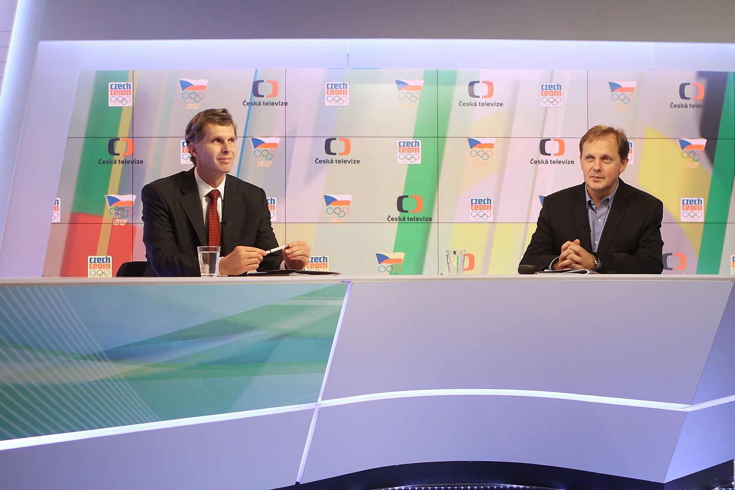 Generální ředitel České televize Petr Dvořák a předseda Českého olympijského výboru Jiří Kejval před podpisem smlouvy stvrzující generální partnerství.
