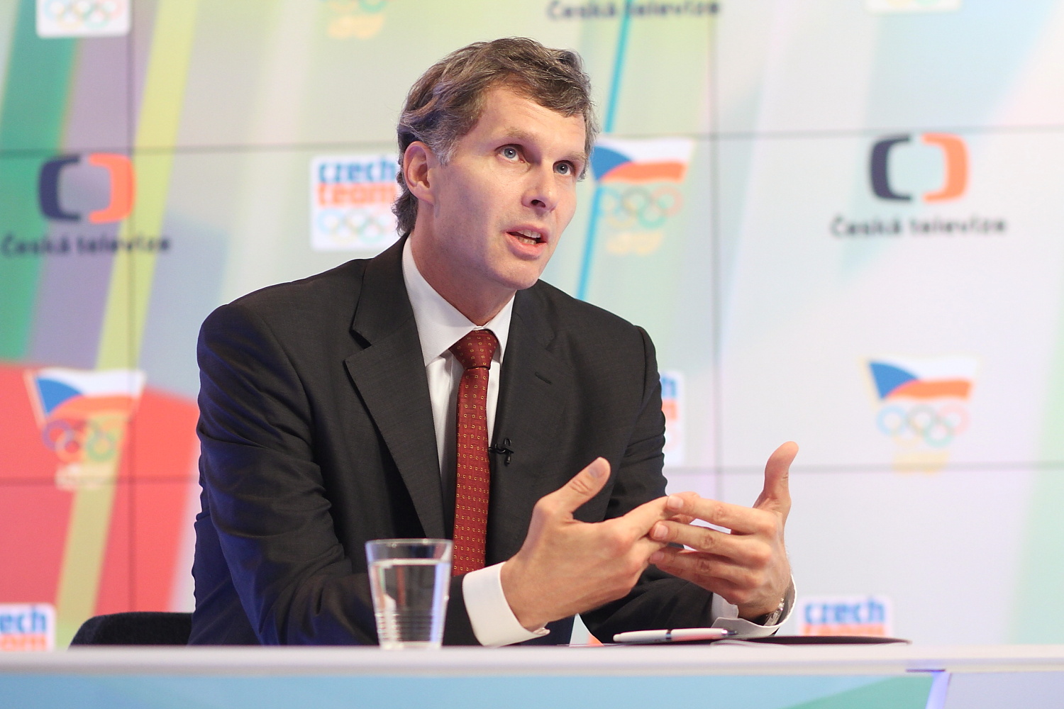 Předseda Českého olympijského výboru Jiří Kejval před podpisem smlouvy stvrzující generální partnerství s Českou televizí.