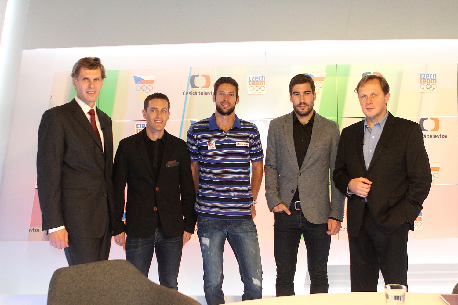 Generální ředitel České televize Petr Dvořák, předseda Českého olympijského výboru Jiří Kejval a zúčastnění sportovci po podpisu smlouvy stvrzující generální partnerství obou subjektů.