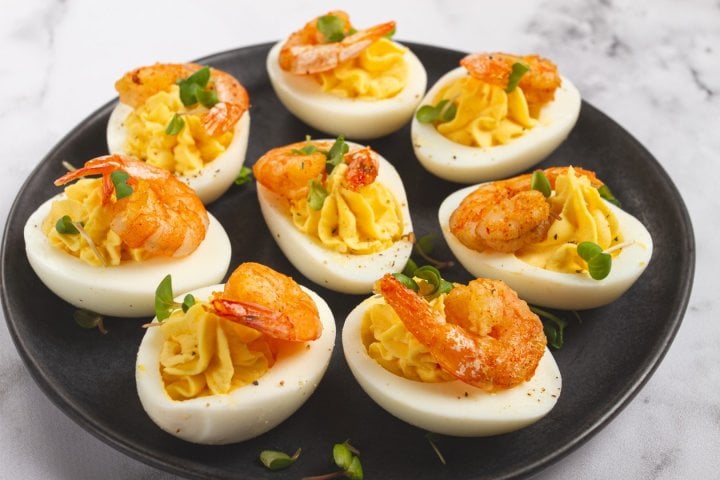 Ďábelksá vejce plněněá s paprikou a krevetou